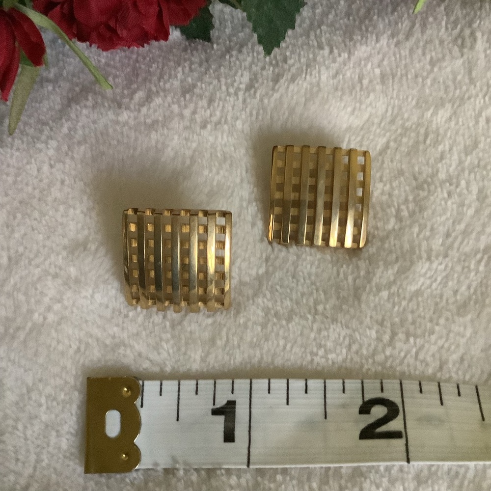 Vnt. Avon Pierced Gold Earrings - Picture 3 of 6